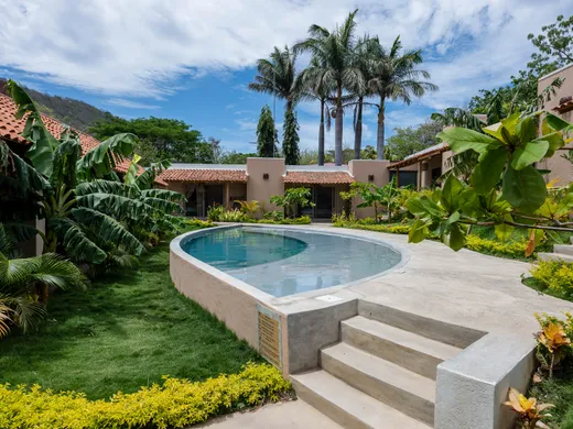 Piscina privada de Casa Nära rodeada de jardines tropicales