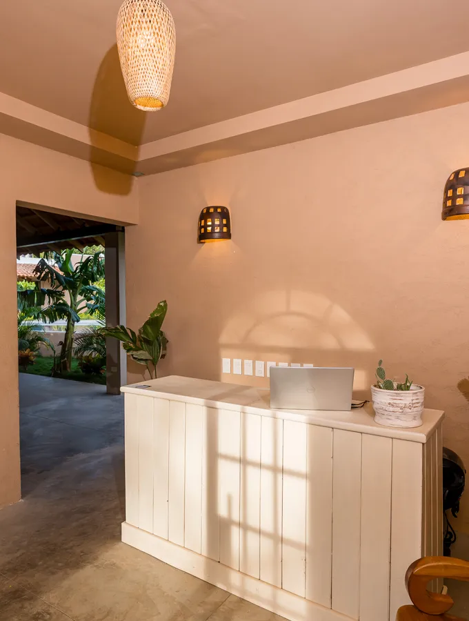 Recepción de Casa Nära — hotel boutique Playa El Remanso Nicaragua