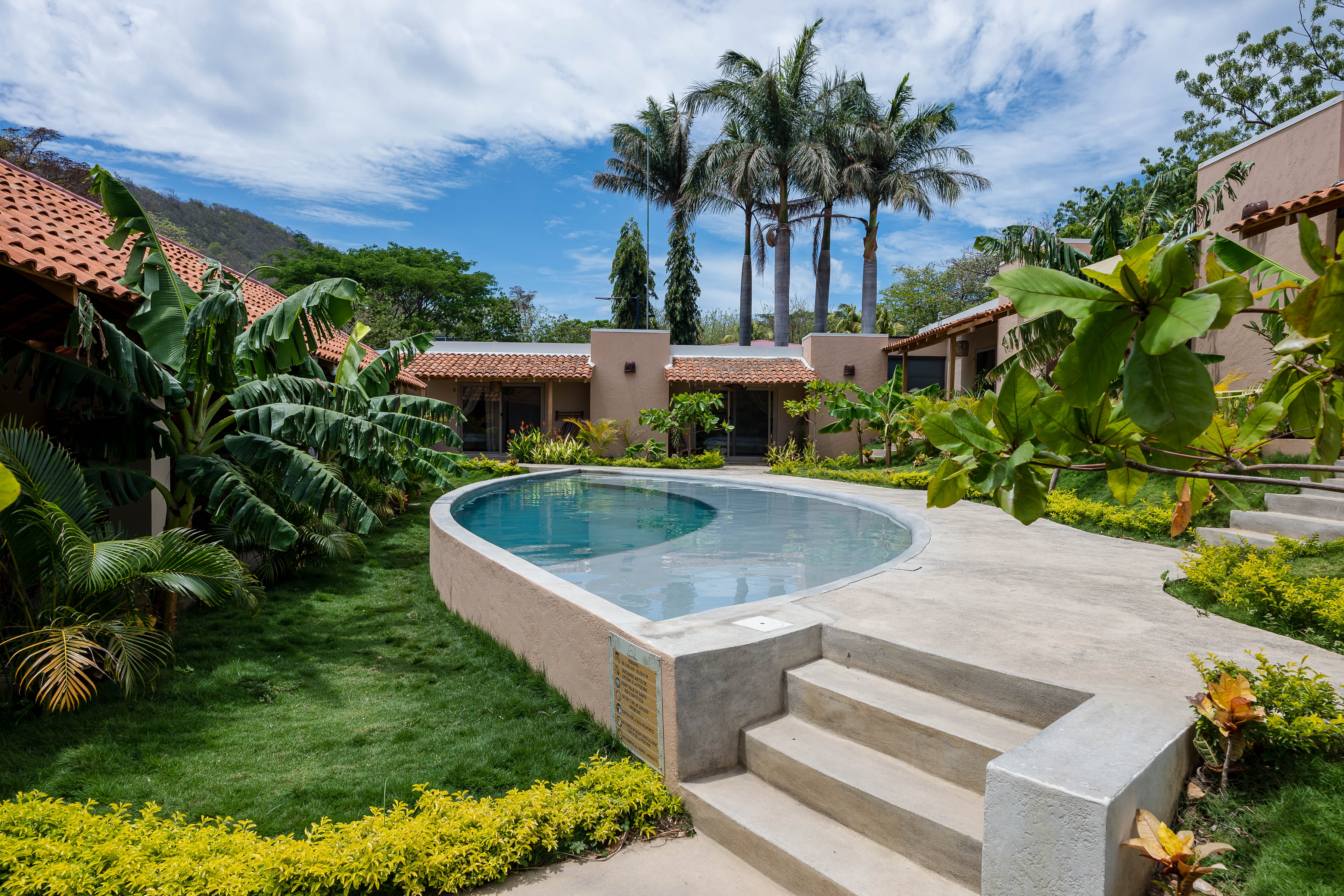 Jardines y piscina de Casa Nära