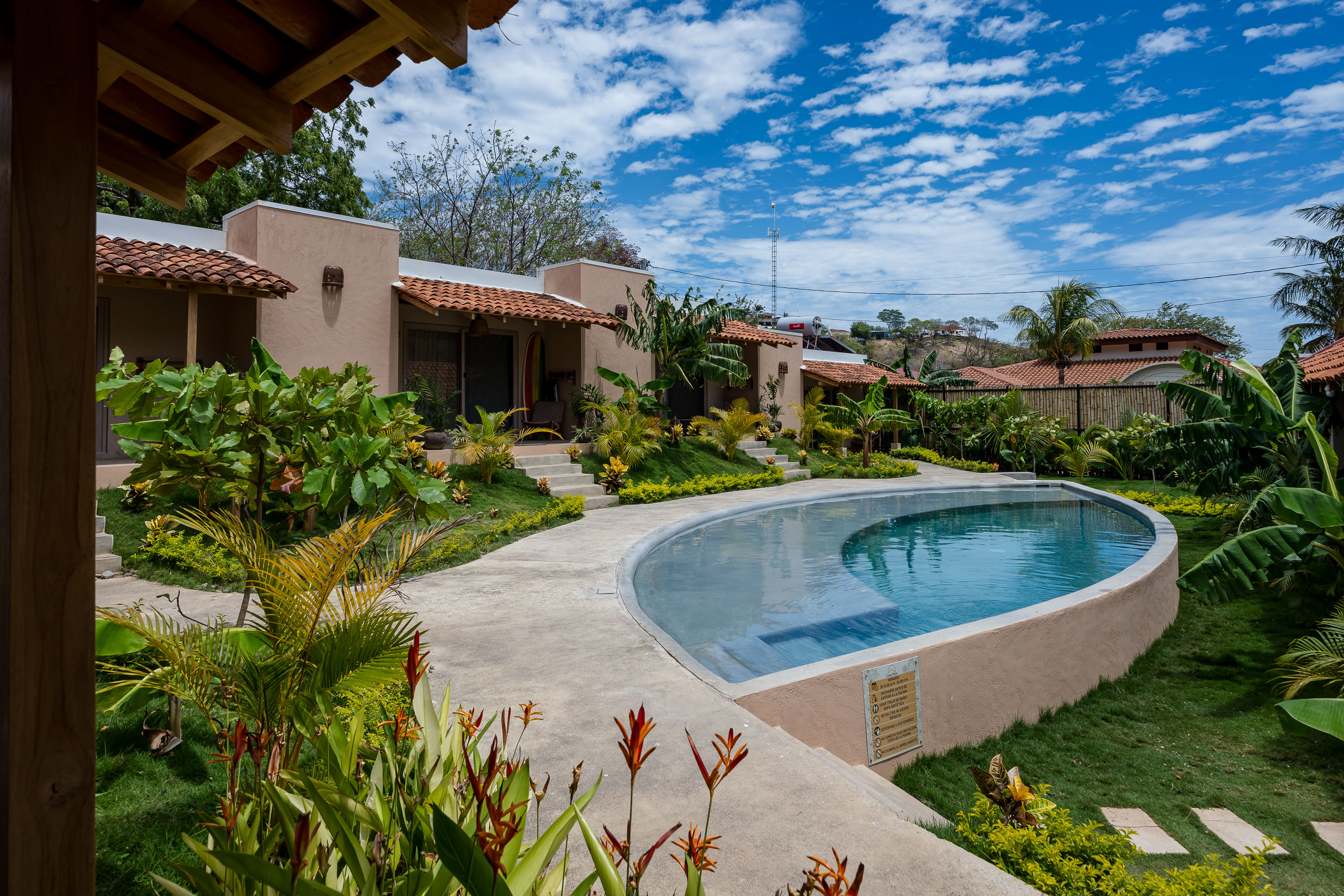Vista de la piscina y el hotel